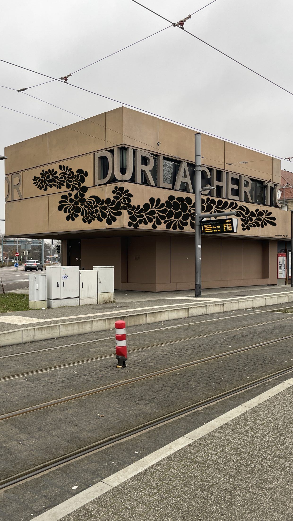 Durlacher Tor, Karlsruhe, Außenwand des KVV-Gebäudes zeigt ein Graffiti
