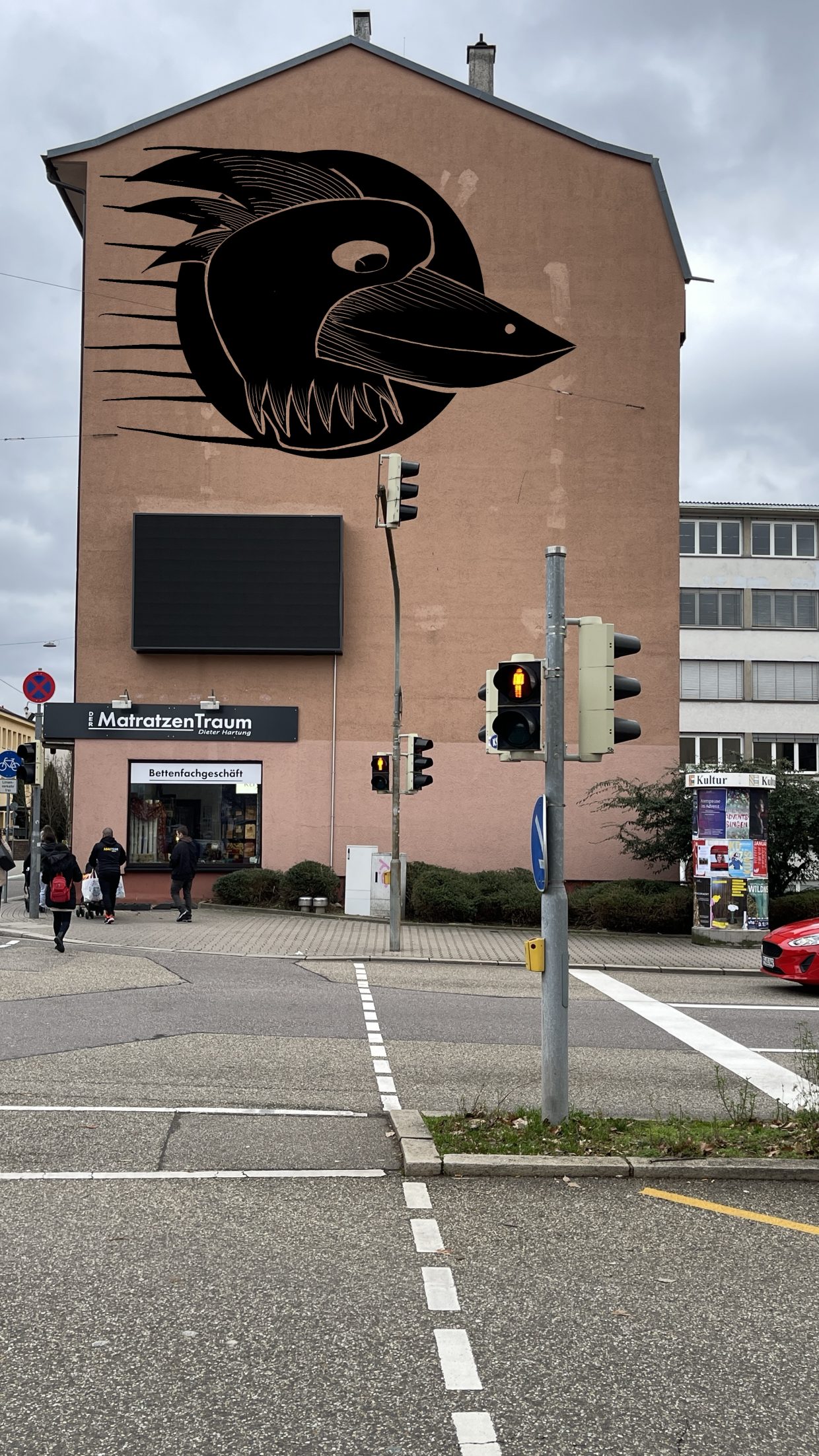 Deimling Straße in Pforzheim, an der Kreuzung ist die Außenwand eines Hauses zu sehen, dass ein Graffiti zeigt