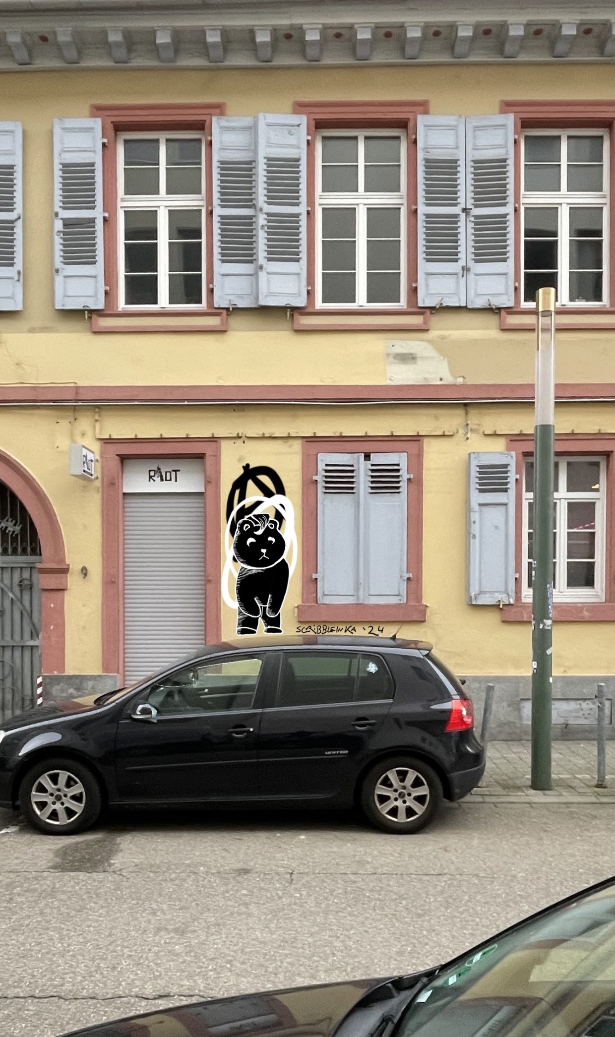 Außenseite des RIot in Karlsruhe, Zu sehen ist ein Graffiti von einem Teddybären