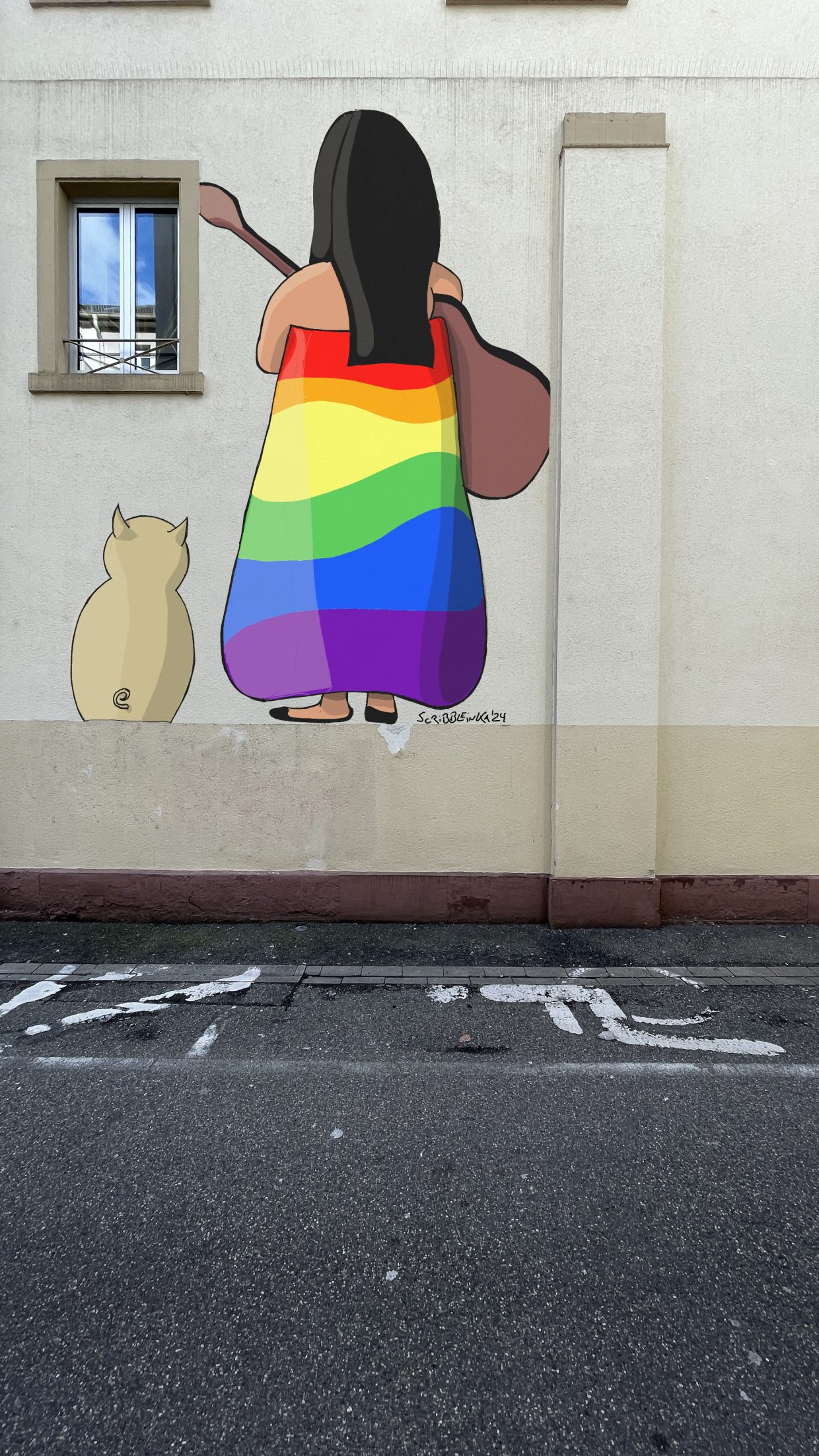 Bankhof Karlsruhe. Wandgemälde mit einer Frau, die ein Kleid in Regenbogenfarben trägt und eine Gitarre hält. Neben ihr sitzt ein Schwein.