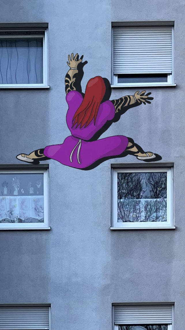 Hauswand eines Hochhauses in der Oststadt Karlsruhe. Mit dem Gemälde einer Frau, die als Freeclimber die Hauswand hoch klettert.