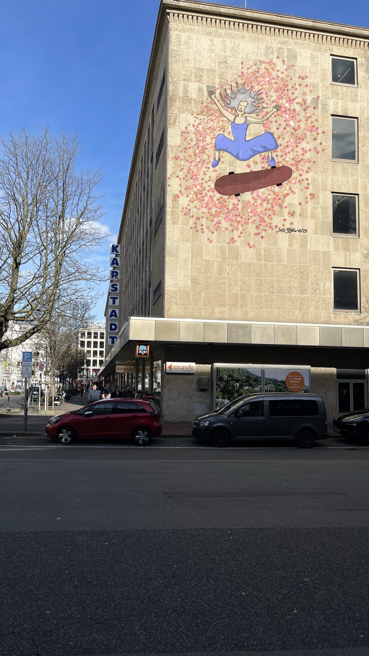 Das Bild einer skatenden Frau auf der Außenwand des Karstadts Düsseldorf.