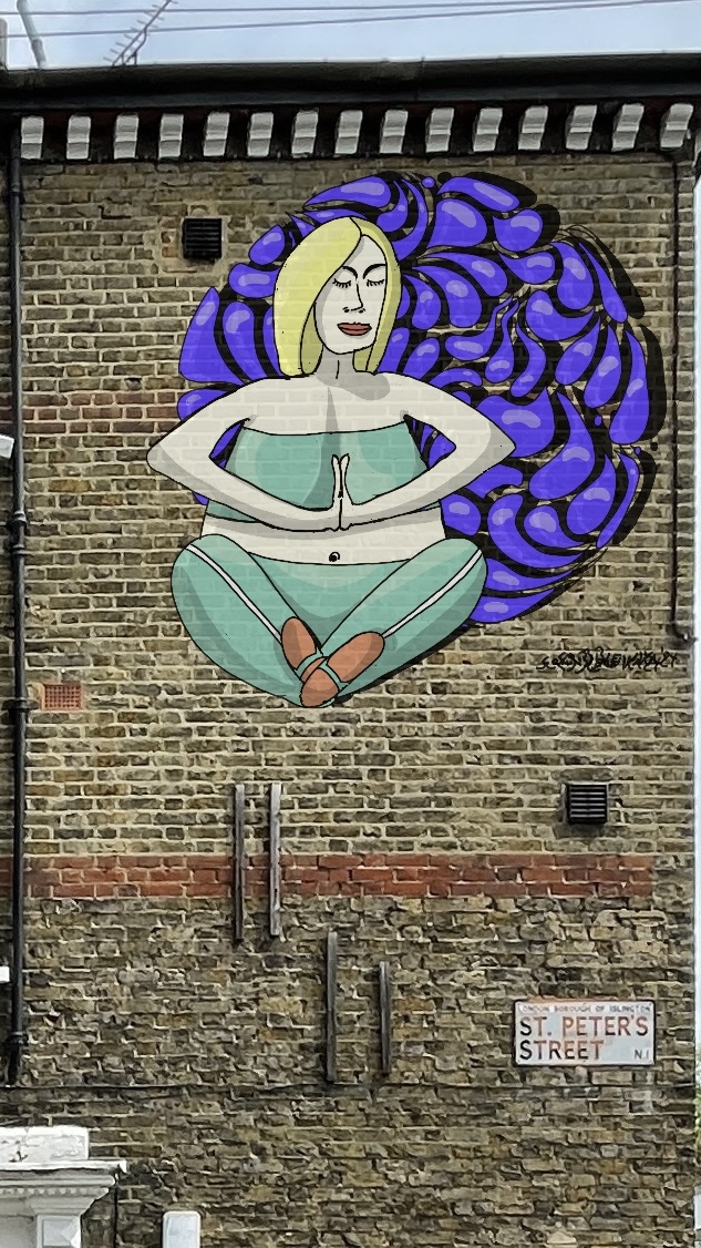 London. Hauswand. Gemälde einer meditierenden Frau. Detail.